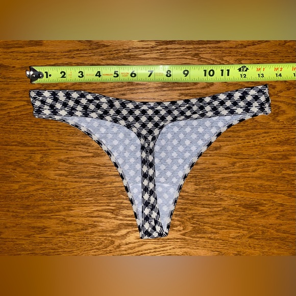 Victoria’s Secret Thong Panty NWOT - Picture 2 of 4
